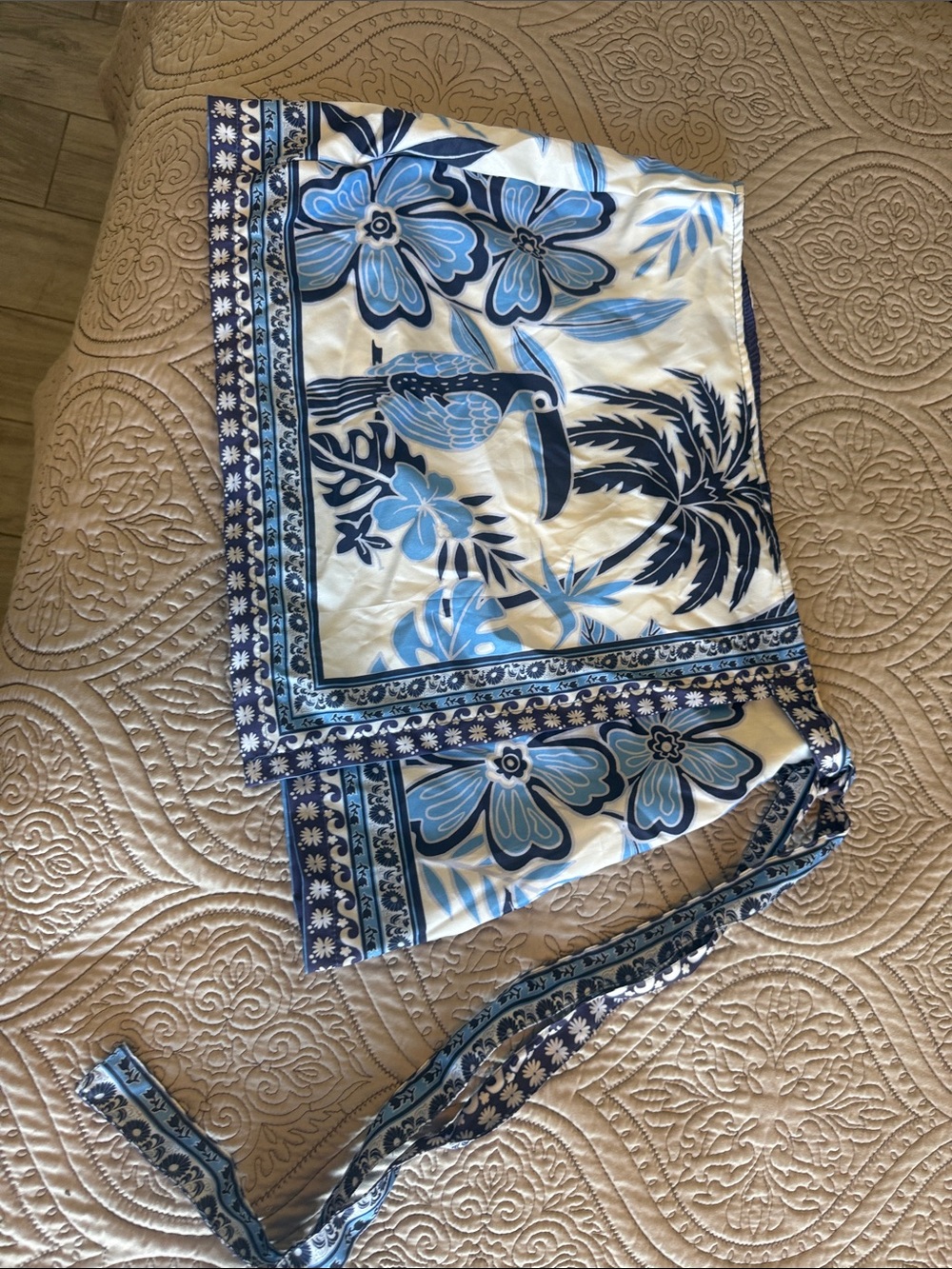 SHEIN Blue and Cream Tropical Toucan Print Table Linen